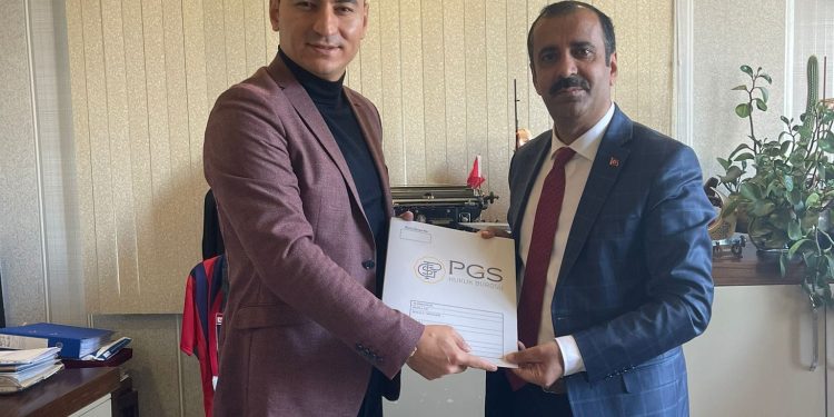 YENİ SENDİKA Genel Başkanımız Metin Memiş, PGS Hukuk Bürosu Kurucusu Av. Abdullah Polat ile YENİ SENDİKA’nın hukuk danışmanlığı sözleşmesine imza attı.