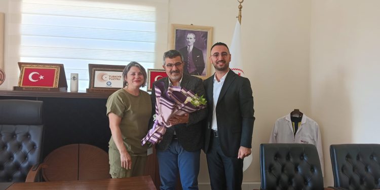 Yeni Sendika Antalya İl Temsilcisi Volkan Kuş ve Yönetim Kurulu Üyesi Havva Çalışkan, Serik Devlet Hastanesi Başhekimi Uz. Dr. Serkan Kurt’u makamında ziyaret etti.
